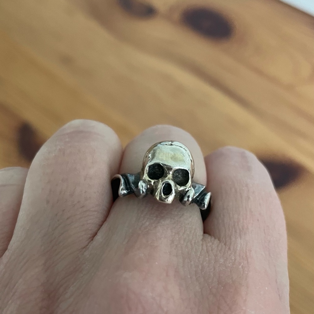 Macabre skull ring - Picture 2 of 2